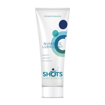 Tubo branco de lubrificante anestésico com rótulo azul e verde da marca SHOTS LUBES & LIQUIDS