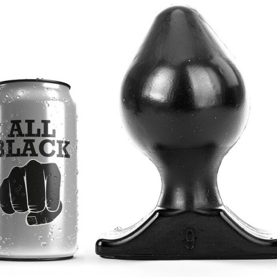 Lata prateada ALL BLACK ao lado de objeto preto bulboso com base larga número 9