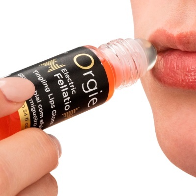 batom gloss com aplicador roll-on e rótulo com texto preto e dourado