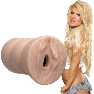 Boneca de silicone cor pele com detalhes esculpidos ao lado de mulher loira com cabelo comprido e roupas casuais.
