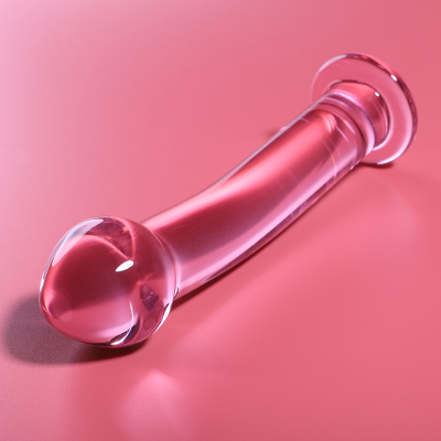 Objeto de vidro rosa curvo com base circular sobre fundo rosa