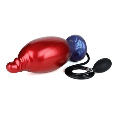 Bomba de borracha vermelha e azul com bomba de ar preta