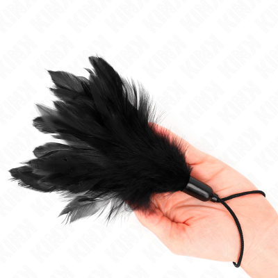 Pluma negra de múltiplas penas com cabo e cordão em fundo branco