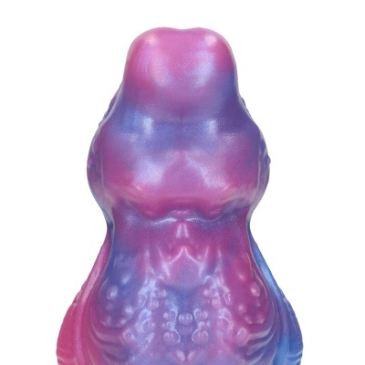 Objeto esculpido em resina em tons rosa, azul e lilás em padrão degradê