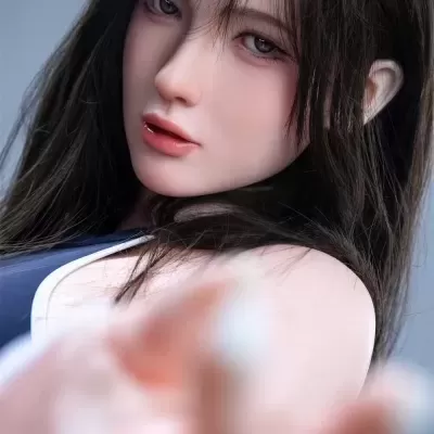 Boneca realista com cabelo castanho escuro e olhos azul acinzentados