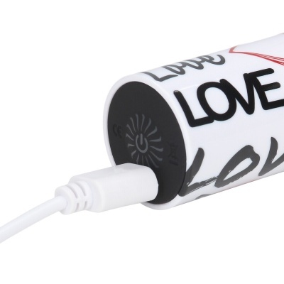 Produto cilíndrico branco com texto Love e cabo branco ligado numa extremidade preta