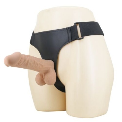 Cinta-peça com prótese masculina cor de pele e cinto preto em manequim.