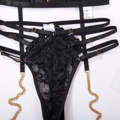 Roupa íntima em renda preta com elásticos e correntes douradas