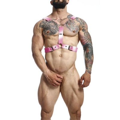 Arnês masculino rosa com argolas metálicas no corpo de homem tatuado