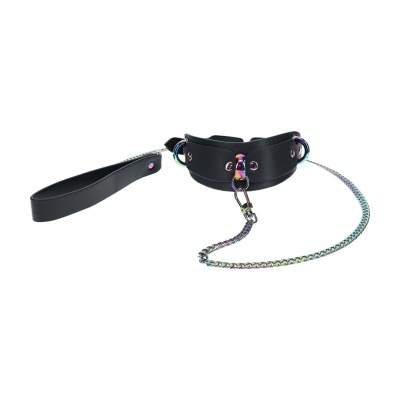 Colar de couro preto com corrente metálica iridescente e pega.