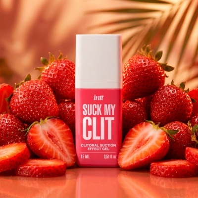 Frasco de gel rosa e branco com morangos frescos ao redor em fundo quente desfocado
