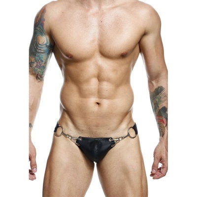 Cueca masculina preta com argolas e correntes metálicas, usada por homem com tatuagens nos braços