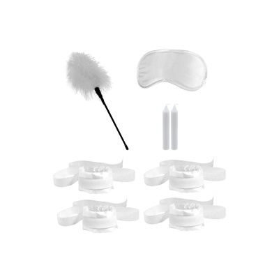 Conjunto de acessórios brancos e pretos incluindo espanador, tapa-olhos, velas e faixas