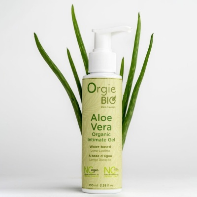 Frasco branco com doseador de gel íntimo aloe vera da Orgie BIO com folhas naturais de aloe vera no fundo
