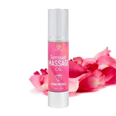 Frasco de óleo de massagem sensual com rótulo rosa e pétalas de rosa ao fundo