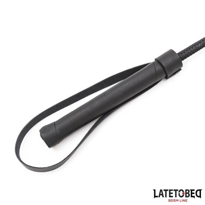 Pega de chicote com correia e corda trançada preta, texto LATETOBED BDSM LINE