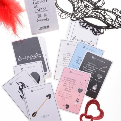 Jogo erótico de cartas com caixa, máscaras rendadas, penas vermelhas e corações decorativos
