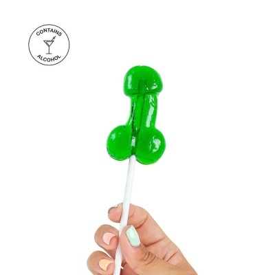 Pirulito verde formato sugestivo com mão segurando em fundo branco.