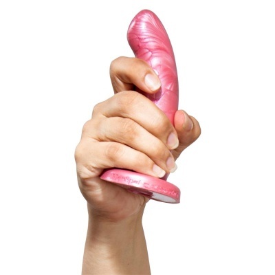 Mão segurando objeto de silicone rosa com textura e base redonda