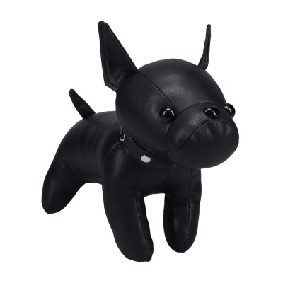 Figura decorativa de cão em imitação de pele preta com olhos e nariz brilhantes e gola com rebites.