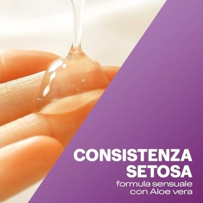 Líquido transparente viscoso na ponta de um dedo com texto lilás ao fundo