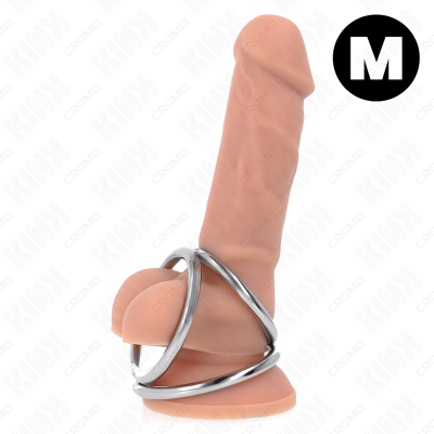 Modelo pênis em silicone com anéis metálicos prateados ajustados na base.