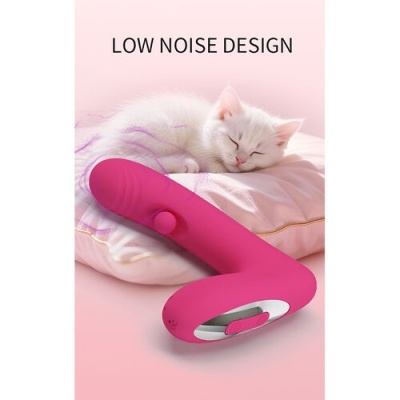Vibrante objeto rosa em silicone com design anatómico e gato branco adormecido ao fundo