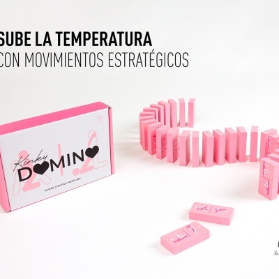 Dominós cor-de-rosa com texto Kinky DOMINO e embalagem na mesma cor