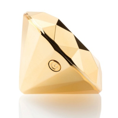 Dispositivo dourado em forma de diamante com botão ligar/desligar
