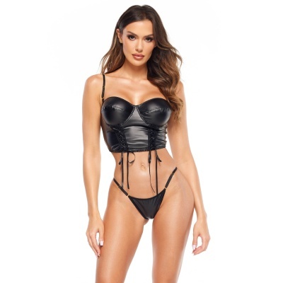 Mulher com top preto brilhante e tanga preta fina, fundo branco.