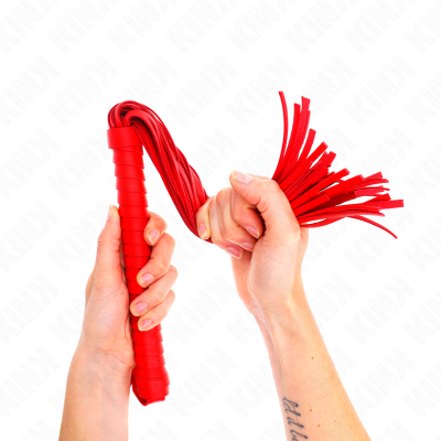 Mãos seguram chicote de couro vermelho com tiras finas na ponta, fundo branco.