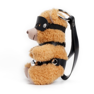 Chaveiro de urso de pelúcia com correias pretas e argola metálica