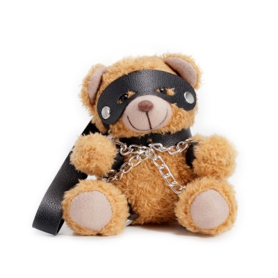 Urso de peluche com máscara preta e corrente metálica