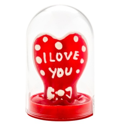 Objeto decorativo em forma de coração vermelho com bolinhas brancas numa cúpula de vidro