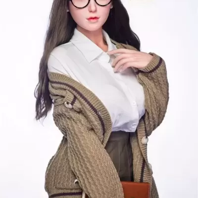 Boneca realista com cardigan castanho e óculos pretos segurando um livro