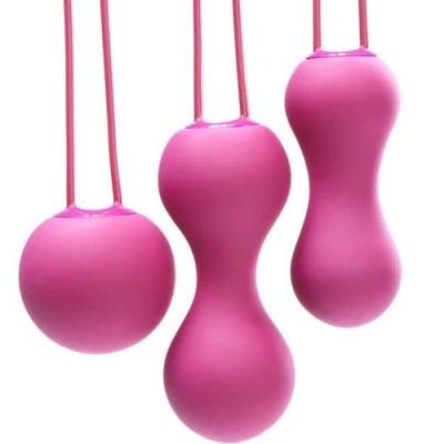 Três bolas vaginal rosa com cordões em fundo branco
