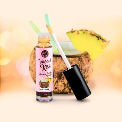 Batom líquido rosa com aplicador branco e coco com ananás ao fundo