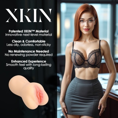 Mulher com lingerie de renda preta e saia cinza, ao lado de texto promocional sobre material XKIN™