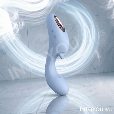 Vibrador azul claro curvo com botões e acabamento metálico em ambiente de azulejos claros