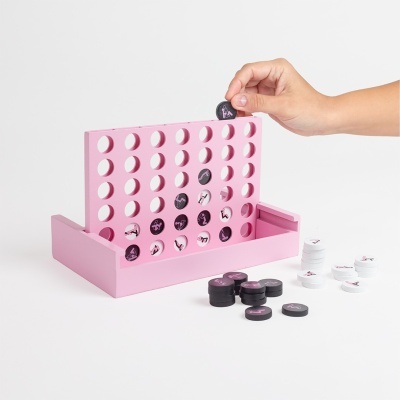 Jogo de tabuleiro rosa e fichas em preto e branco com imagens de posições do corpo