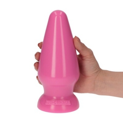 Objeto cor-de-rosa em forma de cone com base larga segurado por uma mão