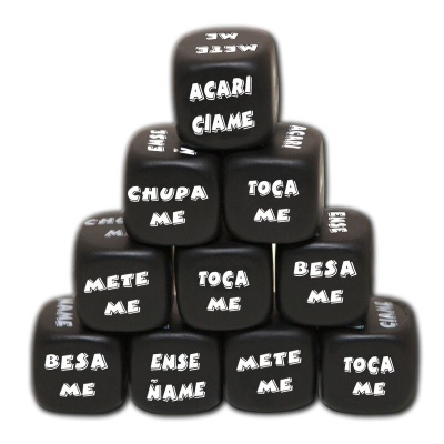 Cubos pretos com frases em branco empilhados em pirâmide