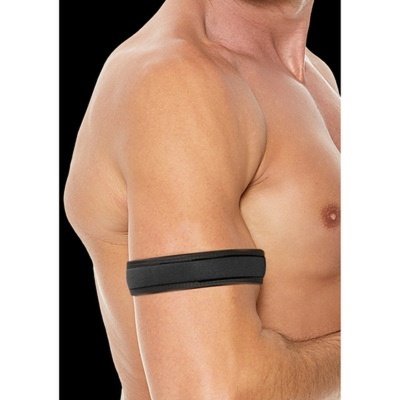 Braçadeira preta no braço de homem musculado