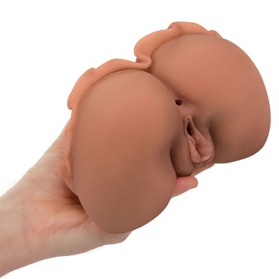 Prótese anatómica realista em silicone cor pele na mão