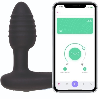 Brinquedo sexual preto em silicone ao lado de smartphone com aplicação de controlo