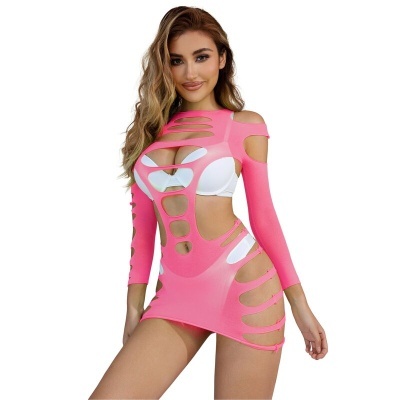 Vestido rosa curto com recortes que revelam roupa interior branca
