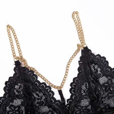 Roupa interior preta em renda com alças douradas em corrente