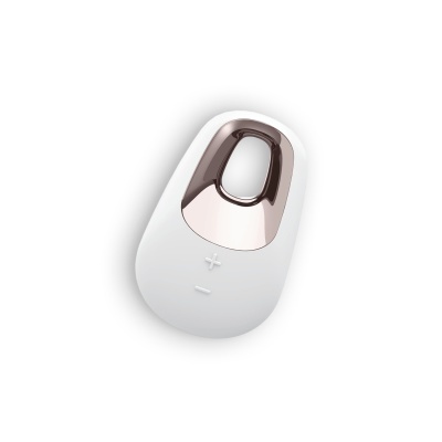 Produto branco com botões + e - e detalhe metálico oval