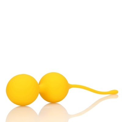 Bolas amarelas em silicone ligadas com haste longa em fundo branco