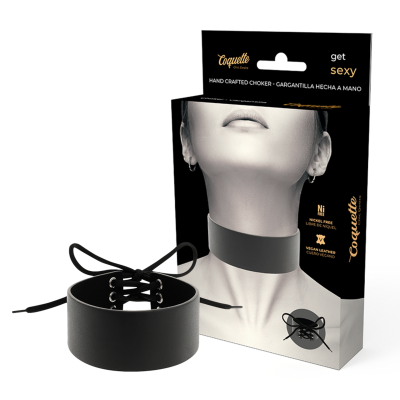Choker preta de couro vegano com embalagem preta com imagem de mulher usando gargantilha